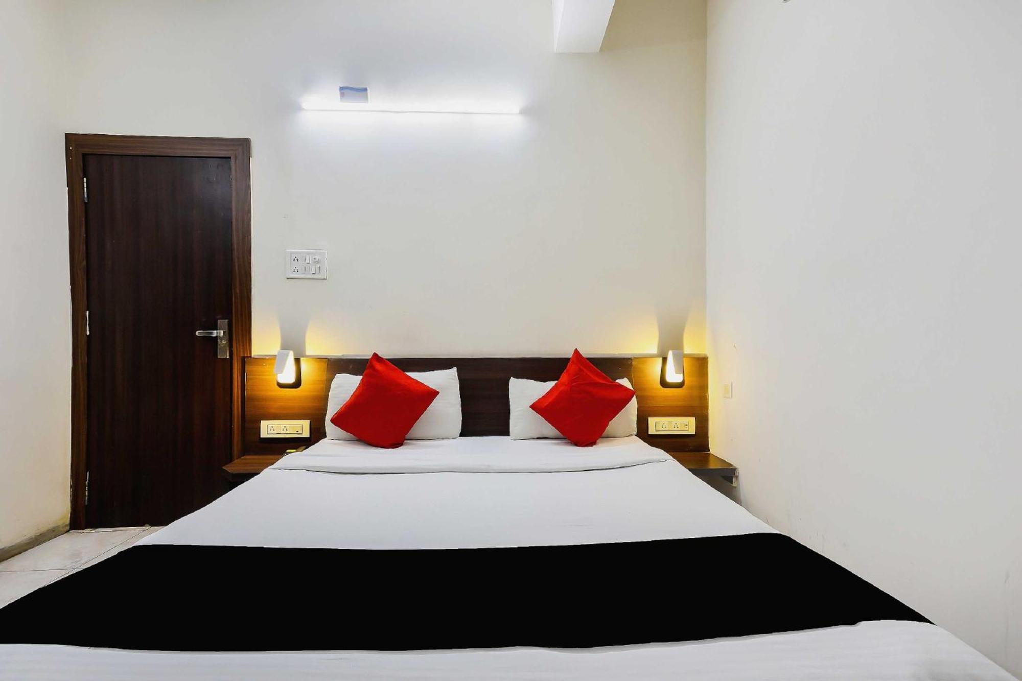 Collection O 3761 Hotel Shree Datta إندور المظهر الخارجي الصورة