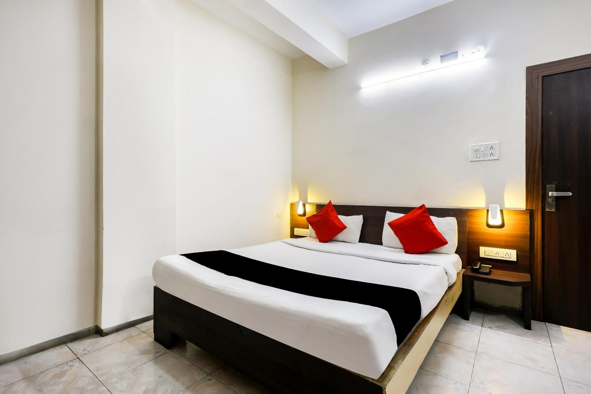 Collection O 3761 Hotel Shree Datta إندور المظهر الخارجي الصورة